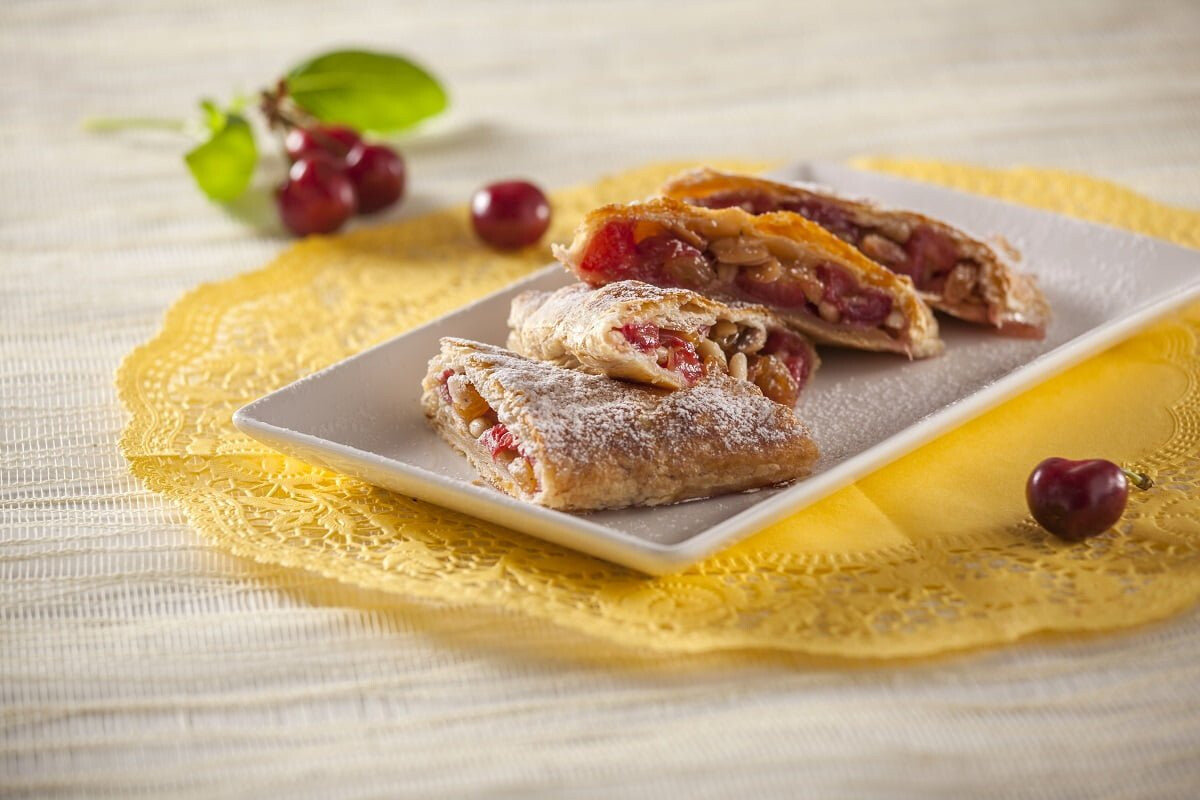 Strudel de cerejas e frutos secos