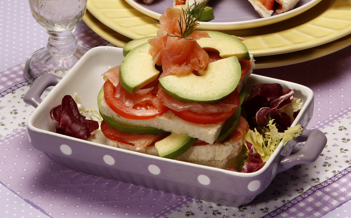 Tostas de salmão com abacate