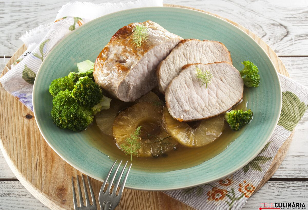 Lombo de porco com ananás e brócolos