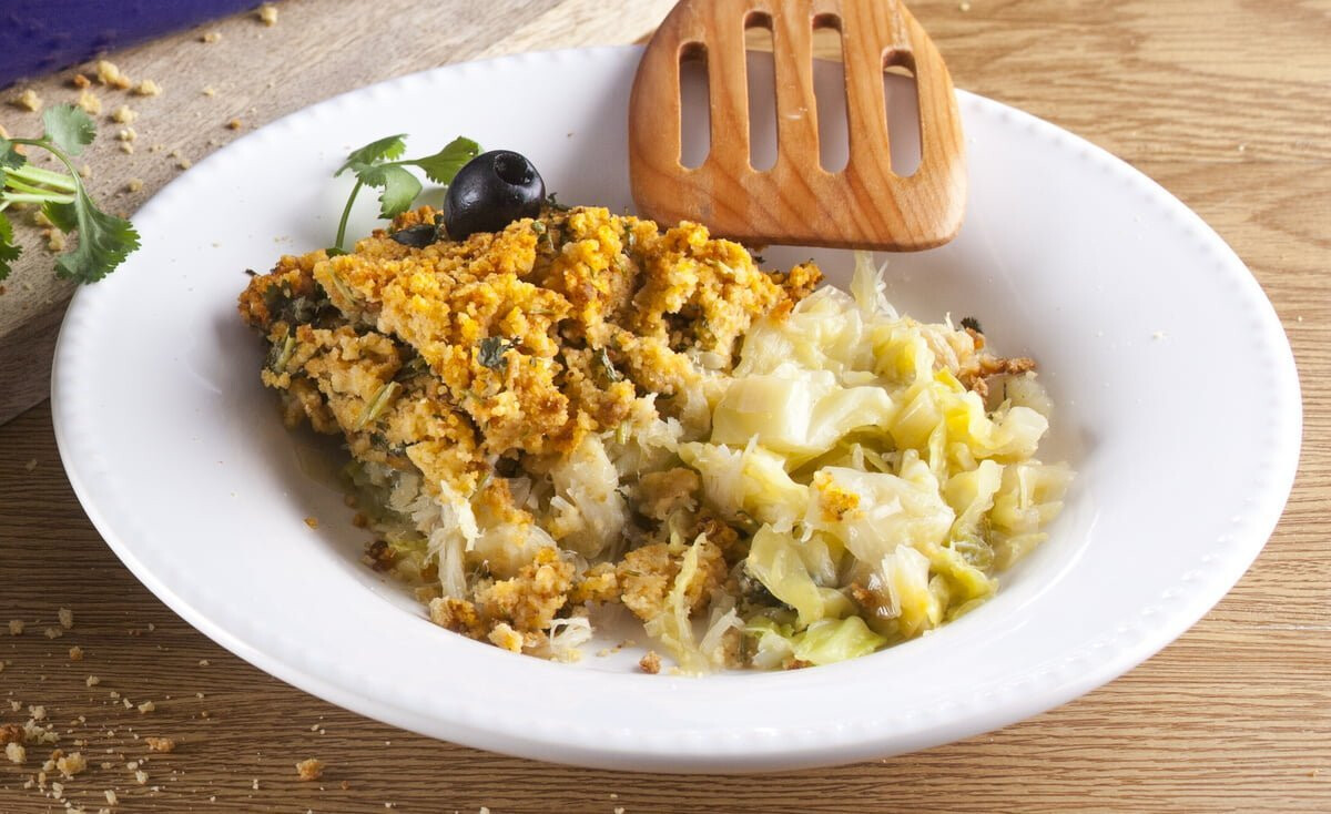 Bacalhau com broa de milho e couve-lombarda