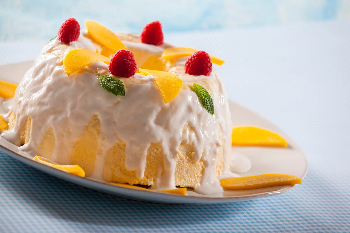 Semifrio de manga com iogurte