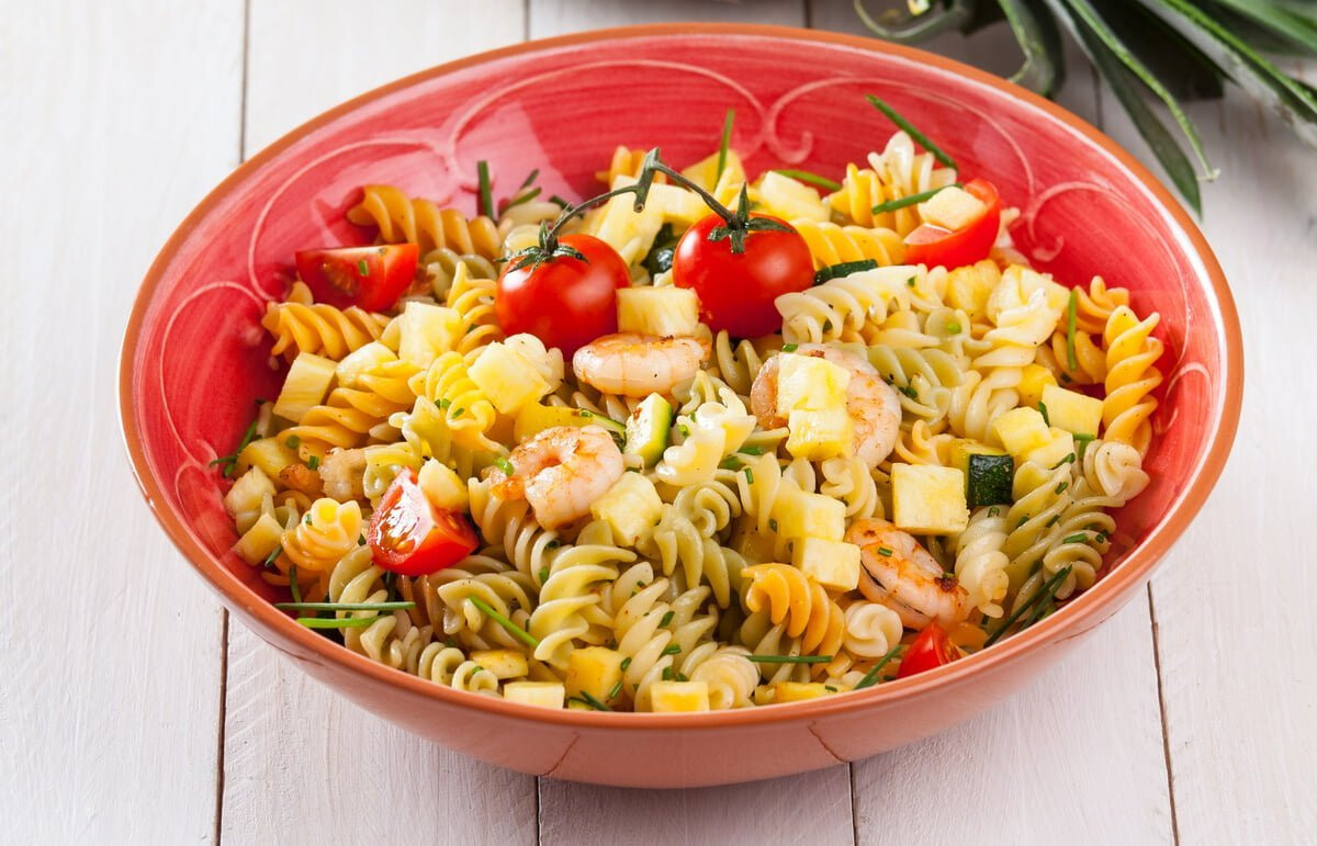 Fusilli com camarão e ananás