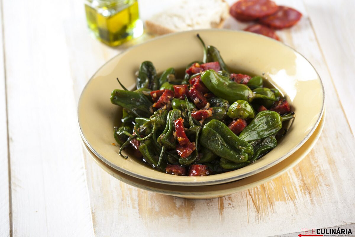 Pimentos padrão salteados com chouriço