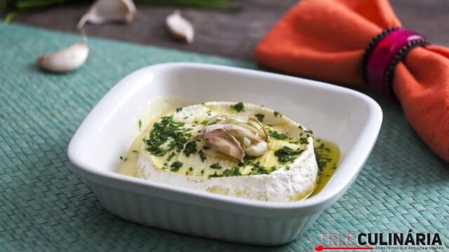 Camembert gratinado com ervas e alho