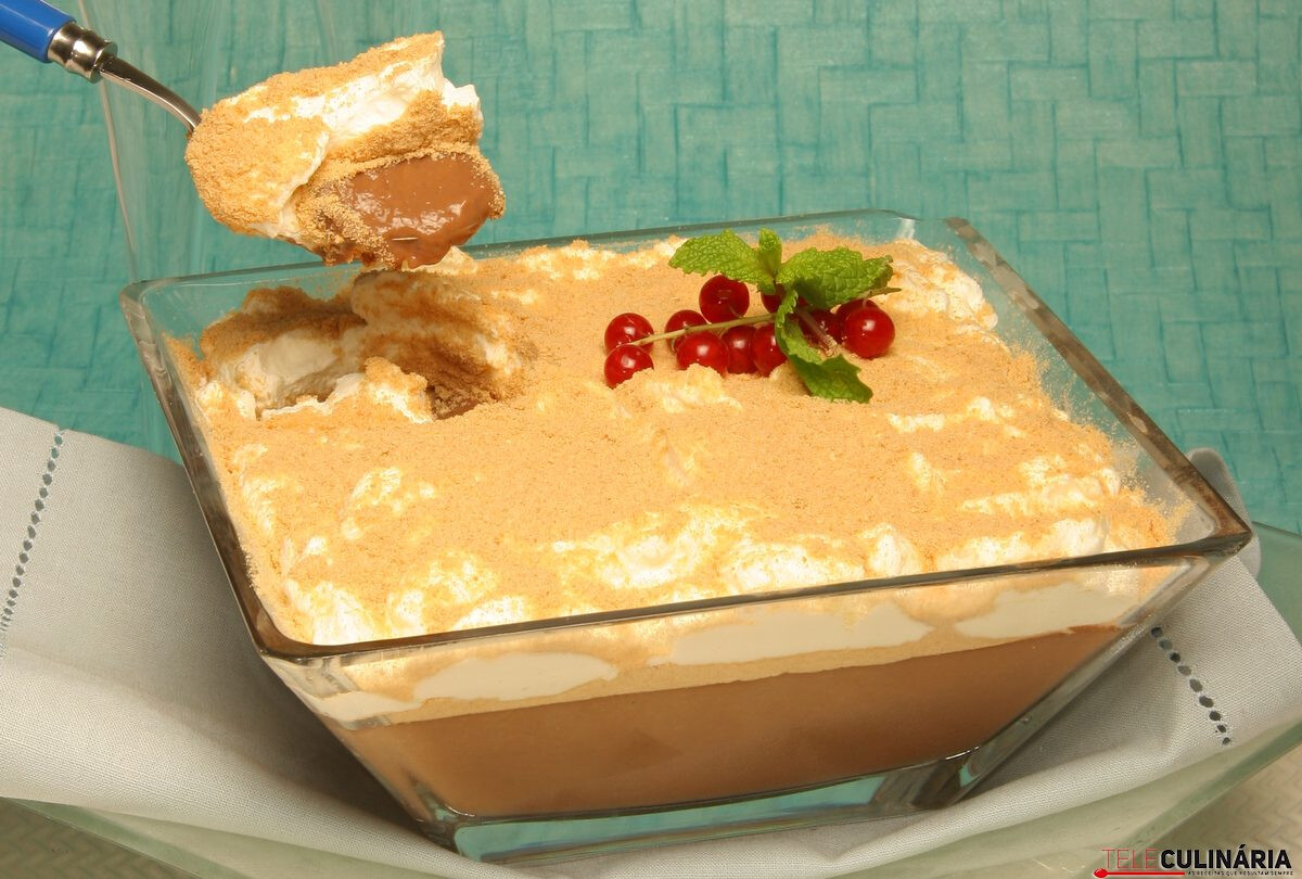 Doce de chocolate com natas e bolacha (robot de cozinha)