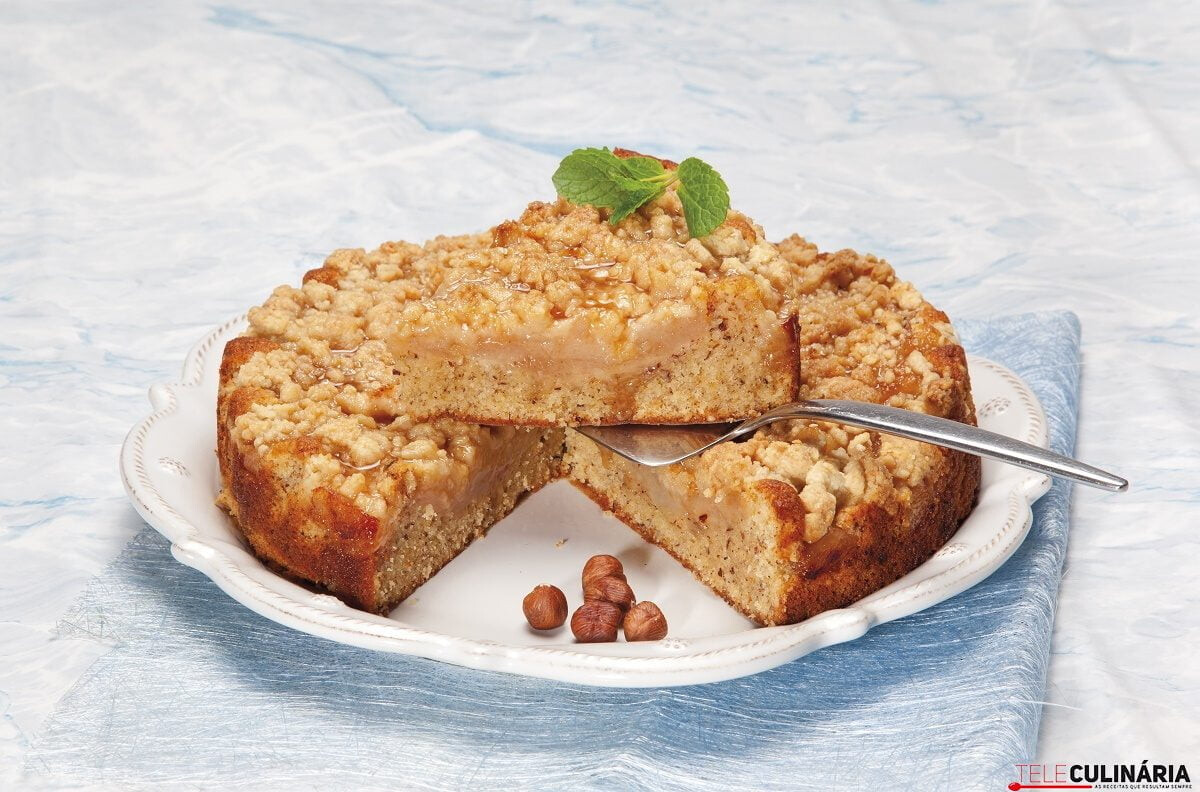 Bolo crumble de pêra e avelãs