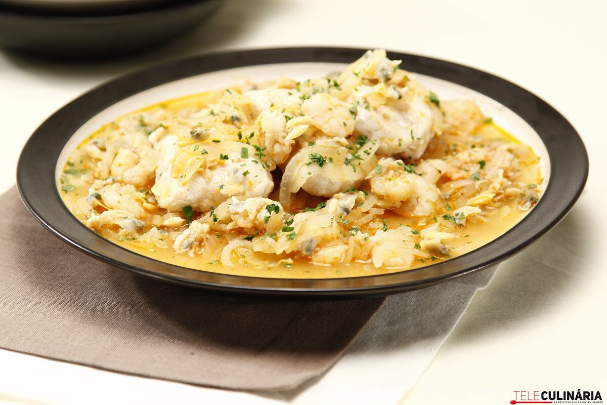 Medalhões de pescada à normanda (robot de cozinha)