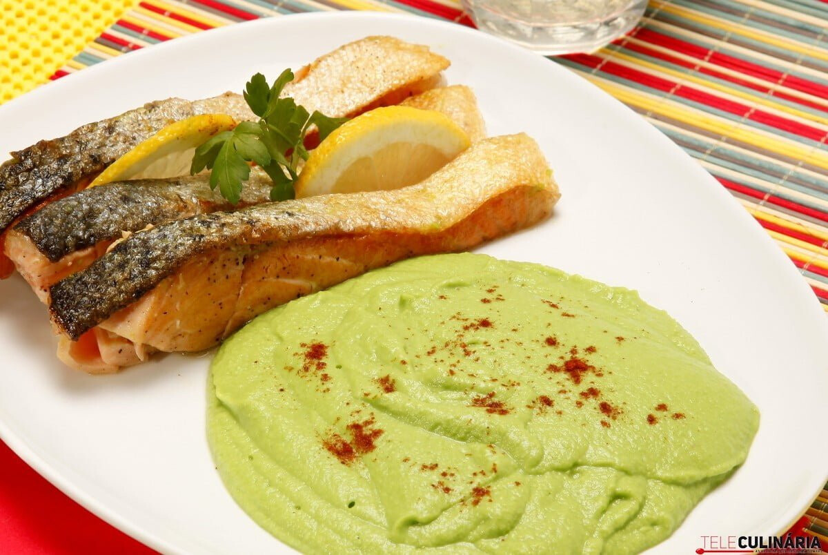 Salmão com puré de ervilhas