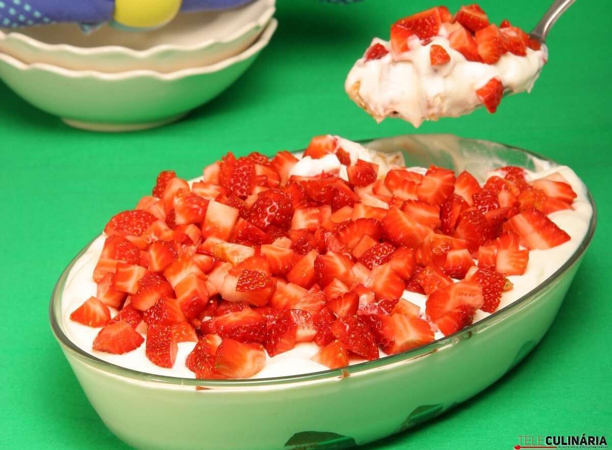 Doce de morangos com bolo e natas