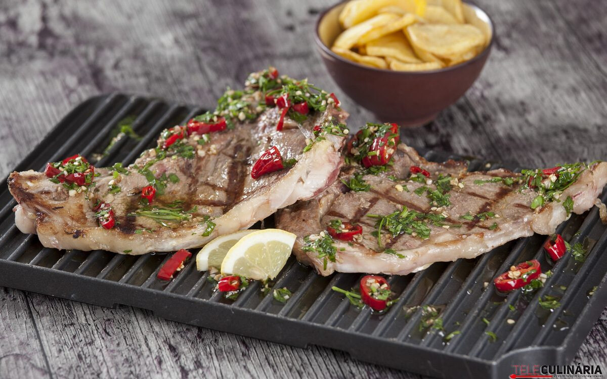 Costeletas de vaca grelhadas com molho de malagueta fresca