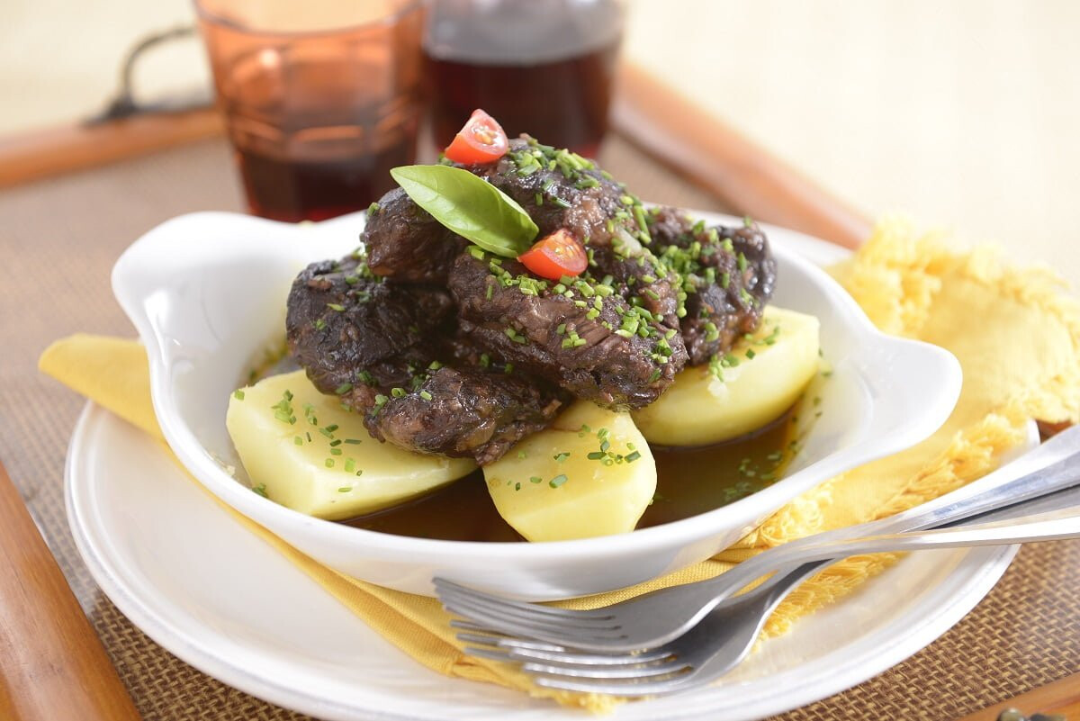 Bochechas de porco estufadas com vinho tinto