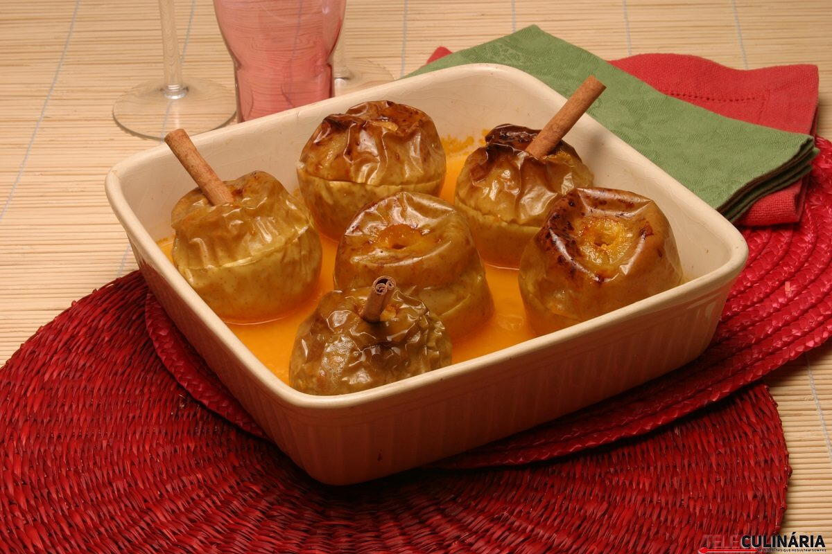Maçãs assadas com molho de citrinos