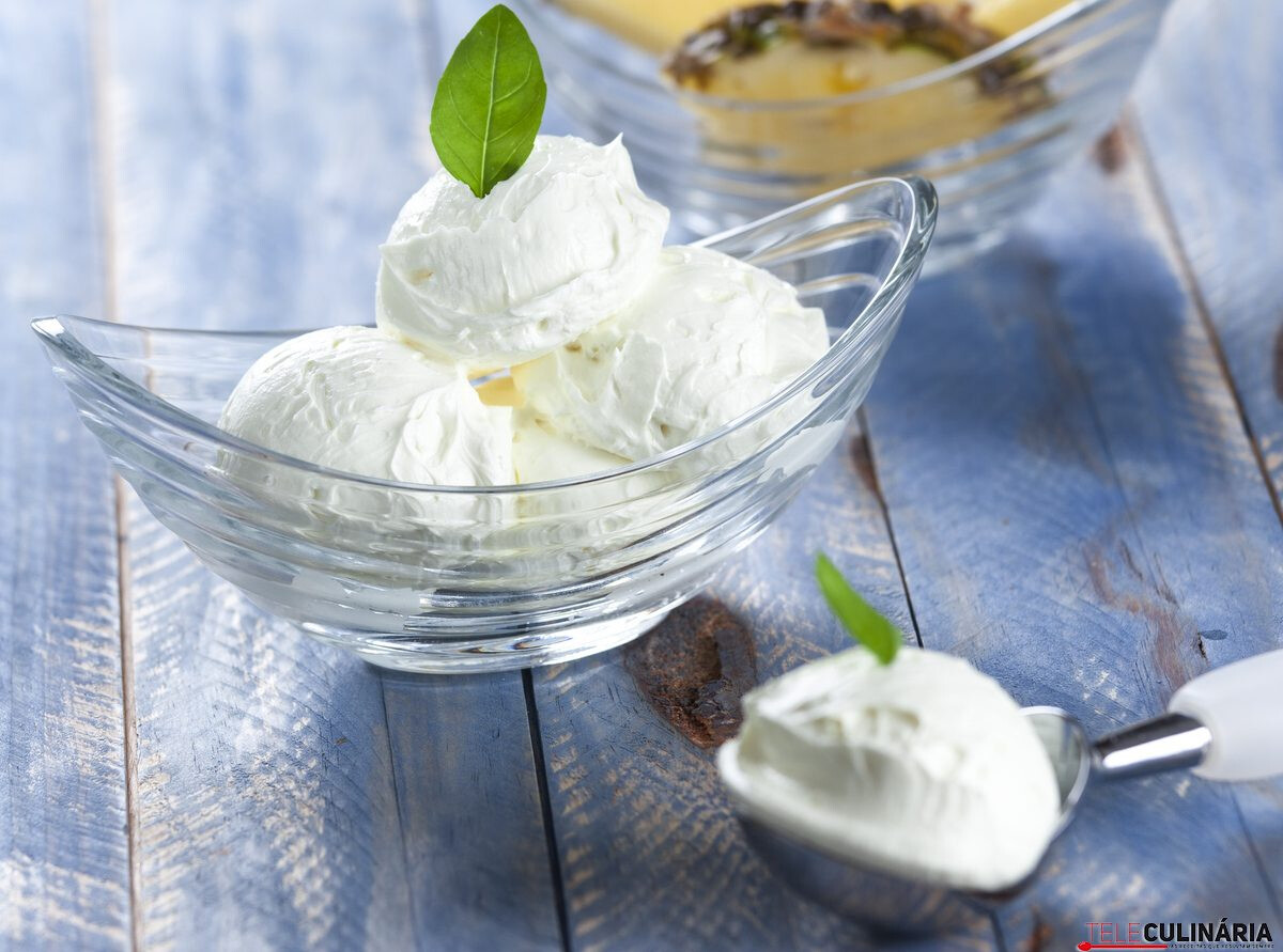 Sorvete de abacaxi com manjericão