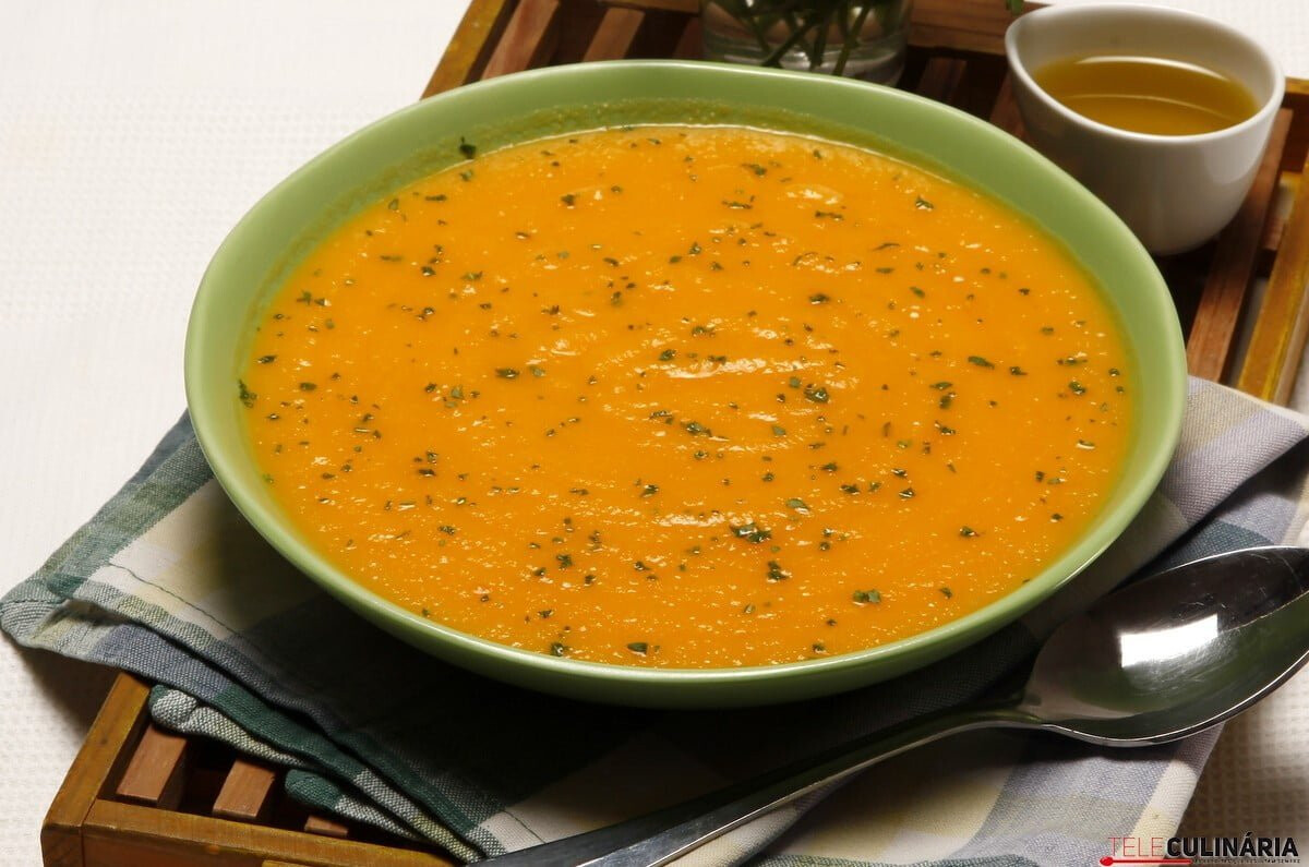 Creme de cenoura com coentros