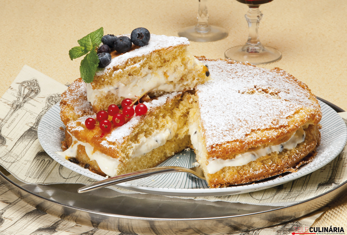 Bolo recheado de maracujá