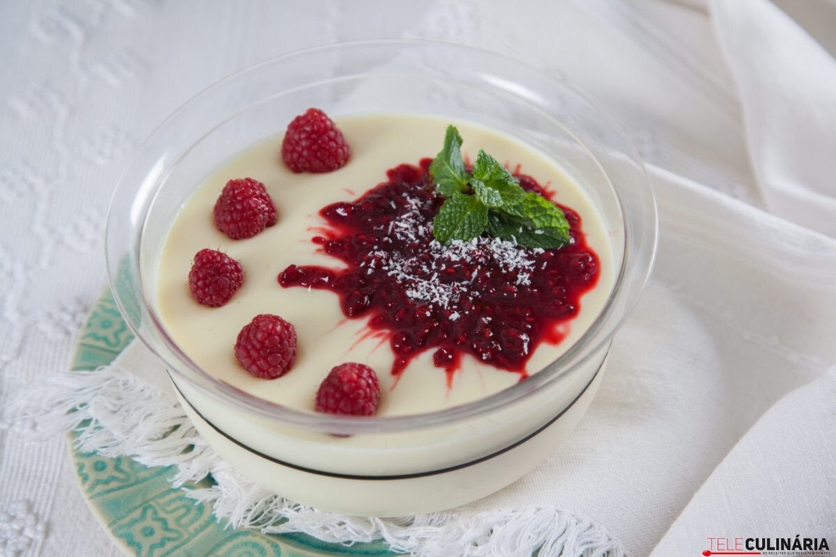 Panacotta de coco com molho de framboesas