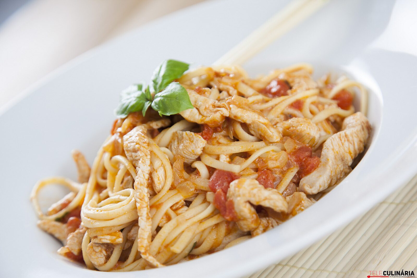 Linguini de peru com tomate