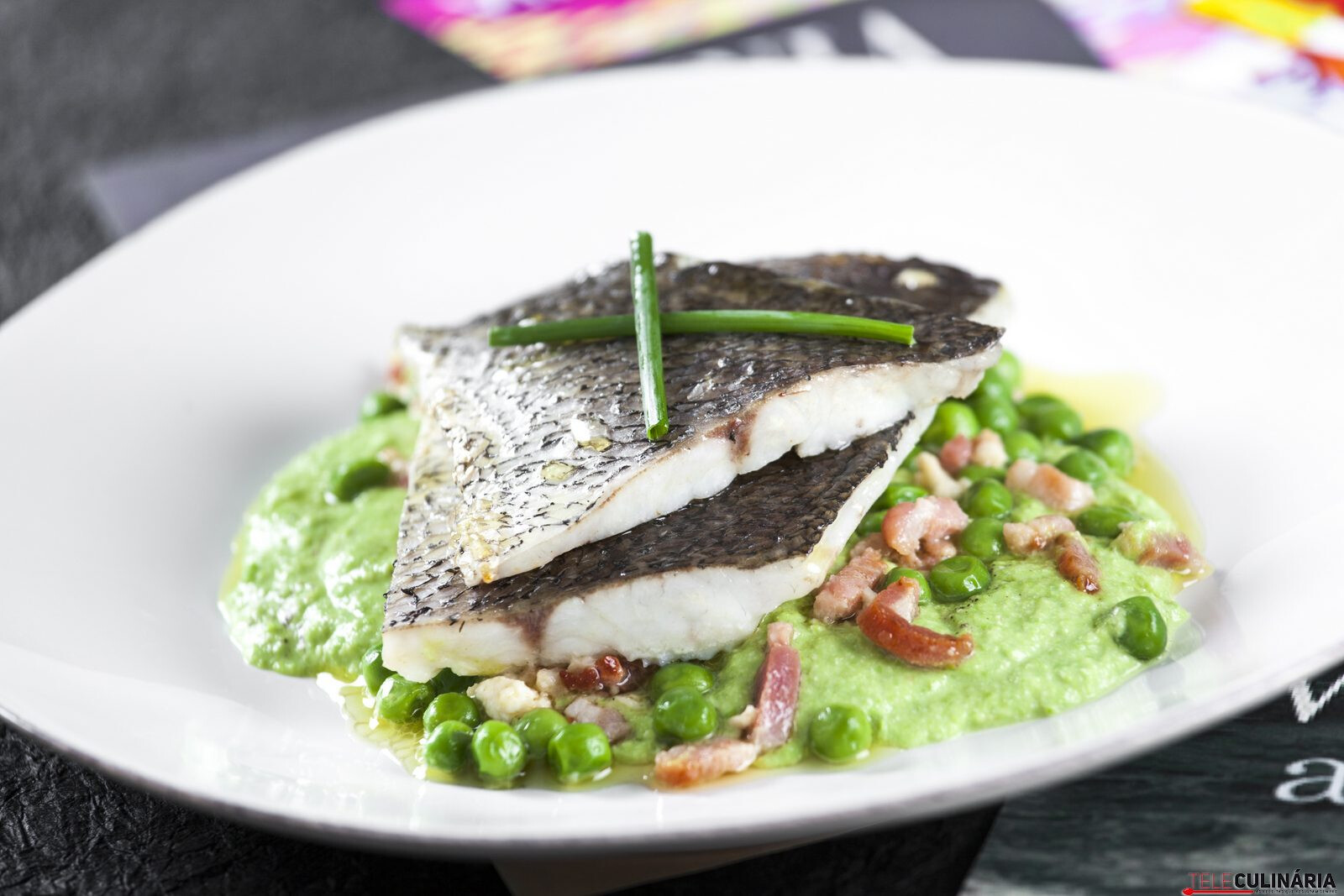 Bacalhau fresco com bacon e ervilhas