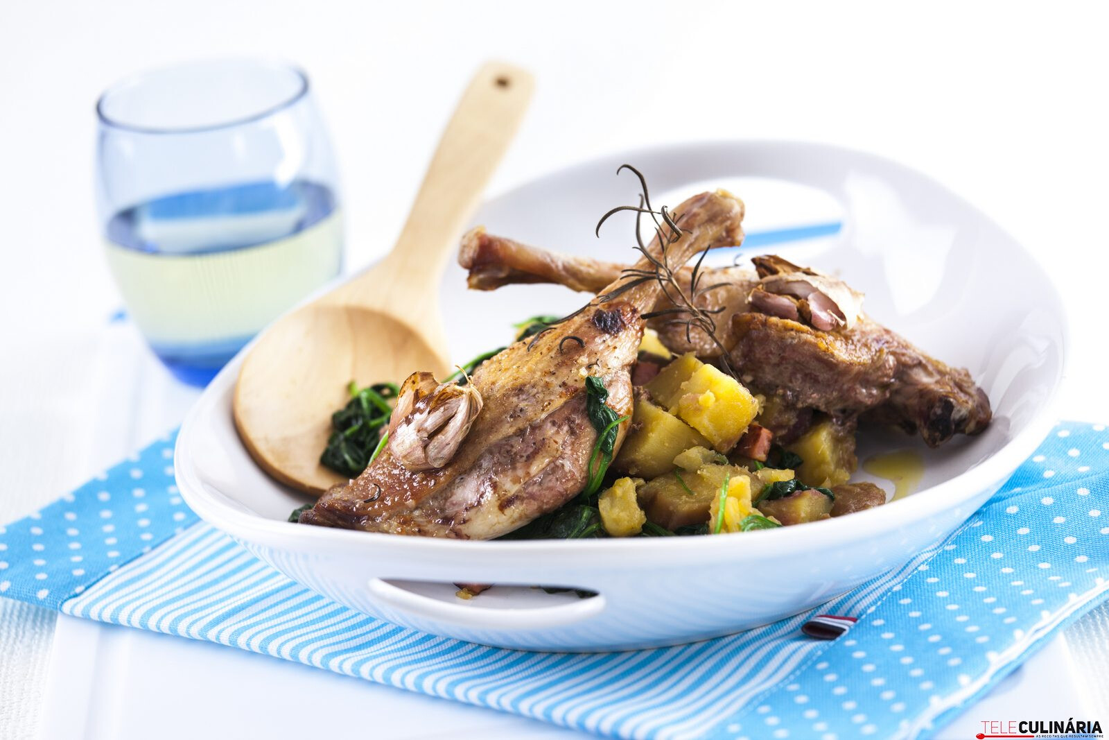 Pernas de pato no forno com batata-doce, bacon e espinafres