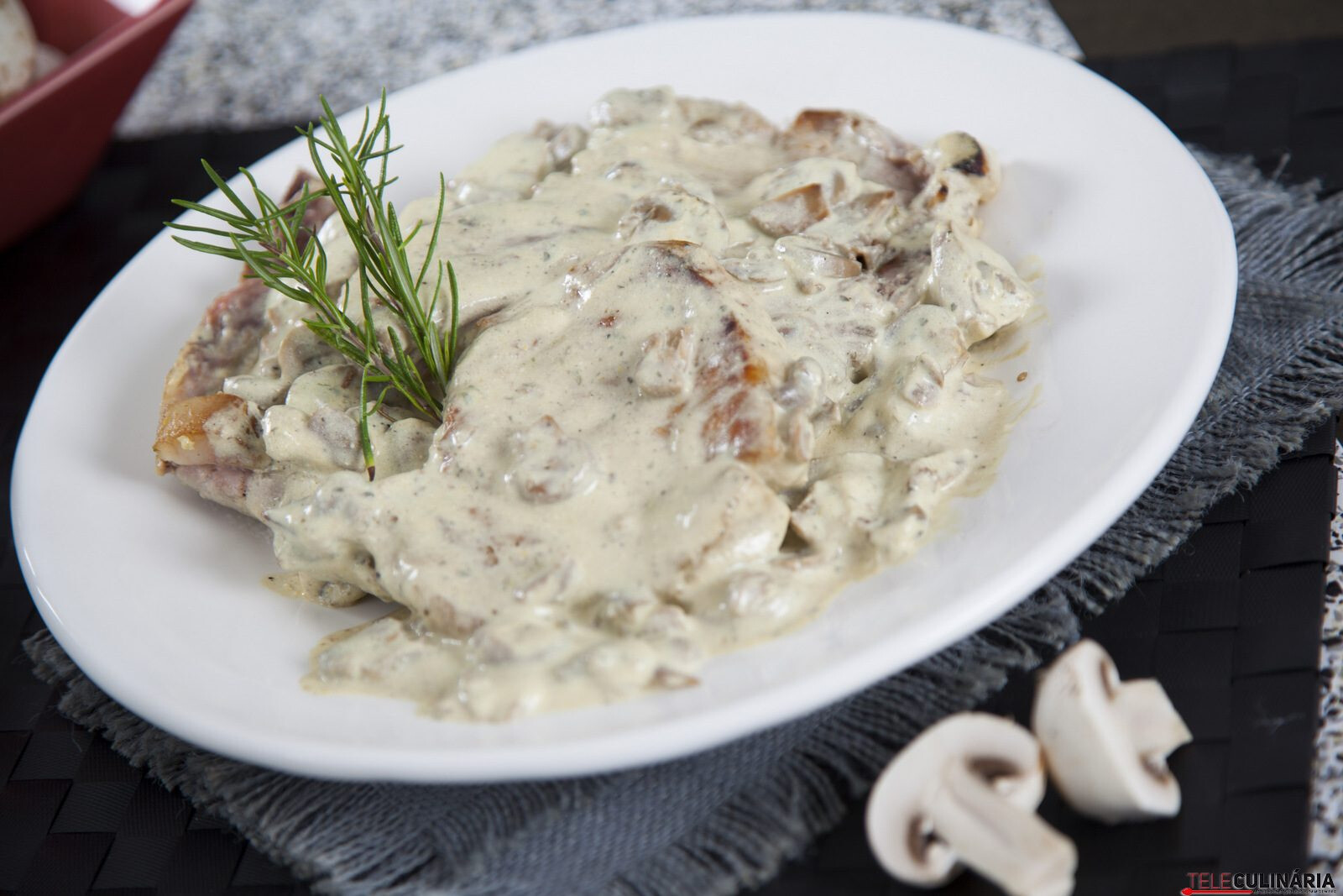 Costeletas com cogumelos e molho de mostarda