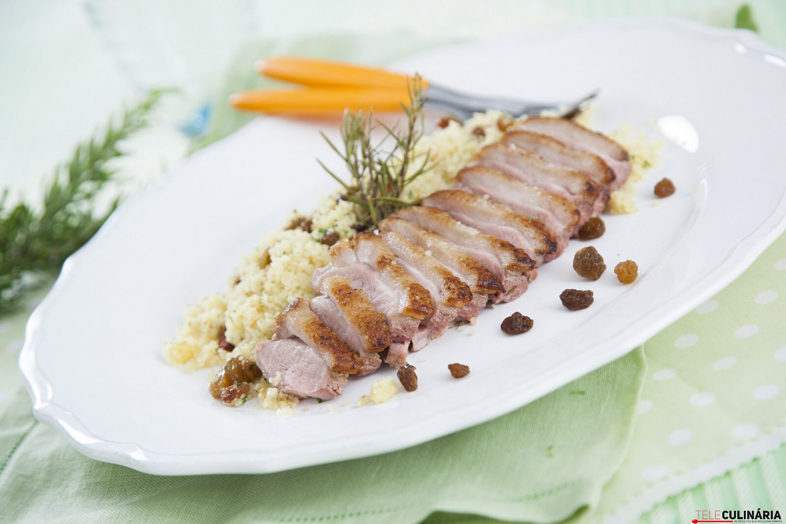 Peitos de pato com cuscuz de passas