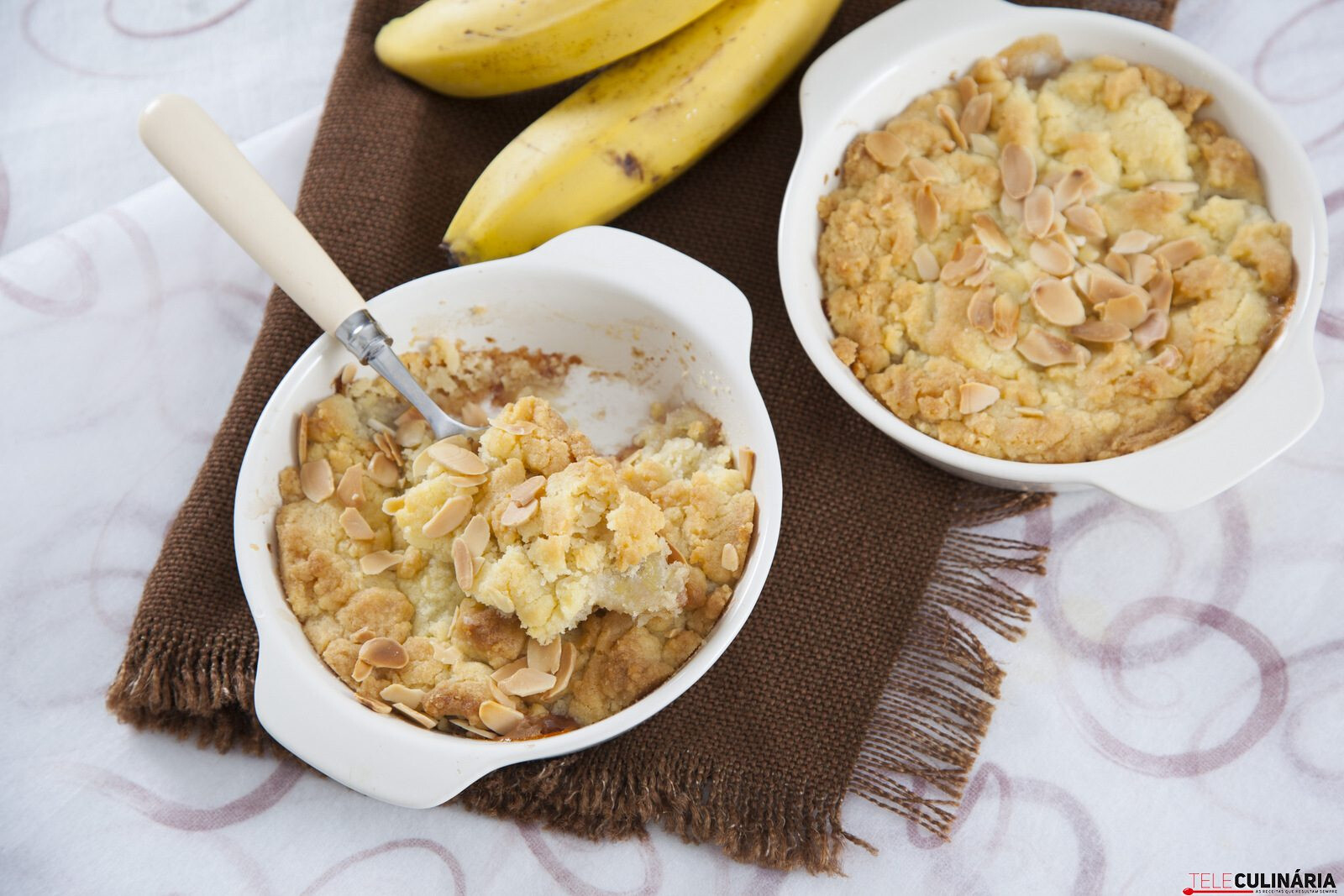 Crumble de banana com amêndoa laminada