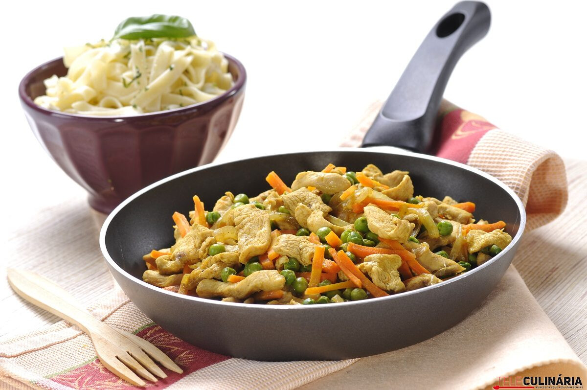 Peito de frango salteado com legumes