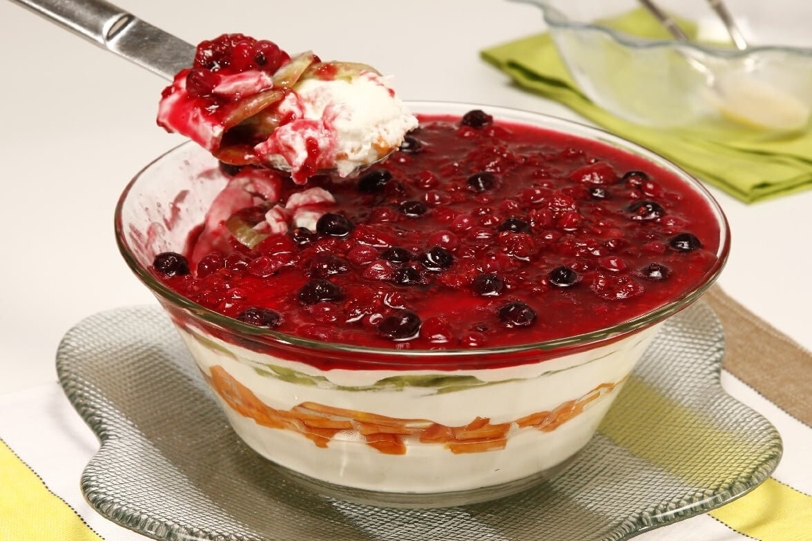 Doce de iogurte com frutas fatiadas
