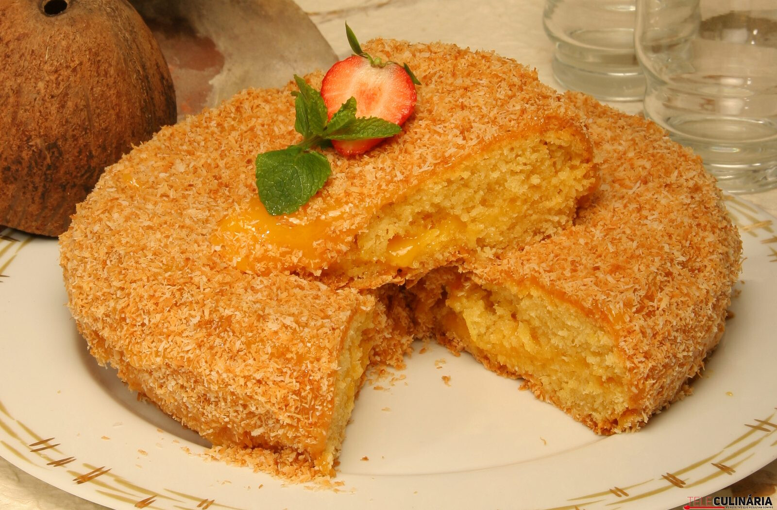 Bolo de coco recheado com doce de ovos