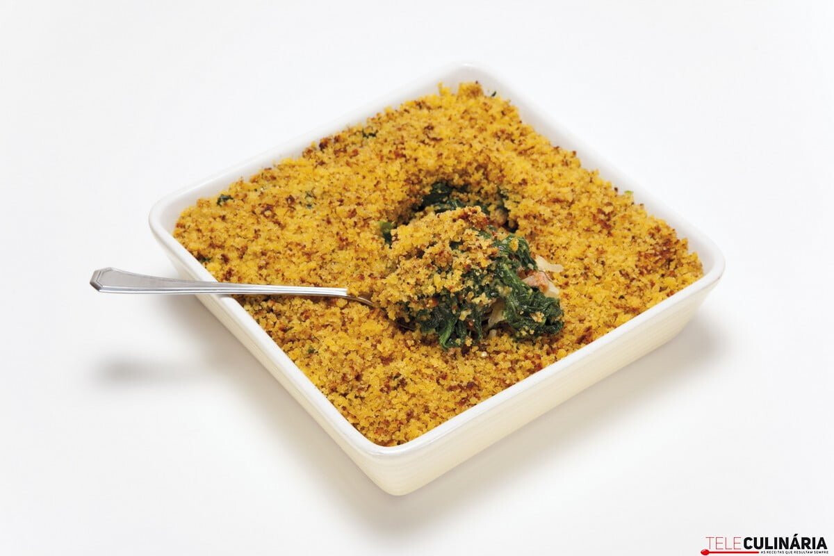 Empadão de alheira de caça com espinafres