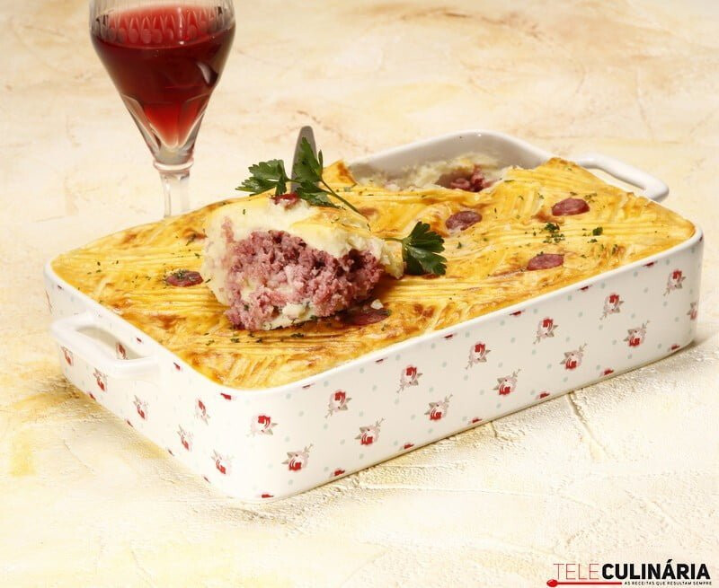 Empadão de salsichas frescas