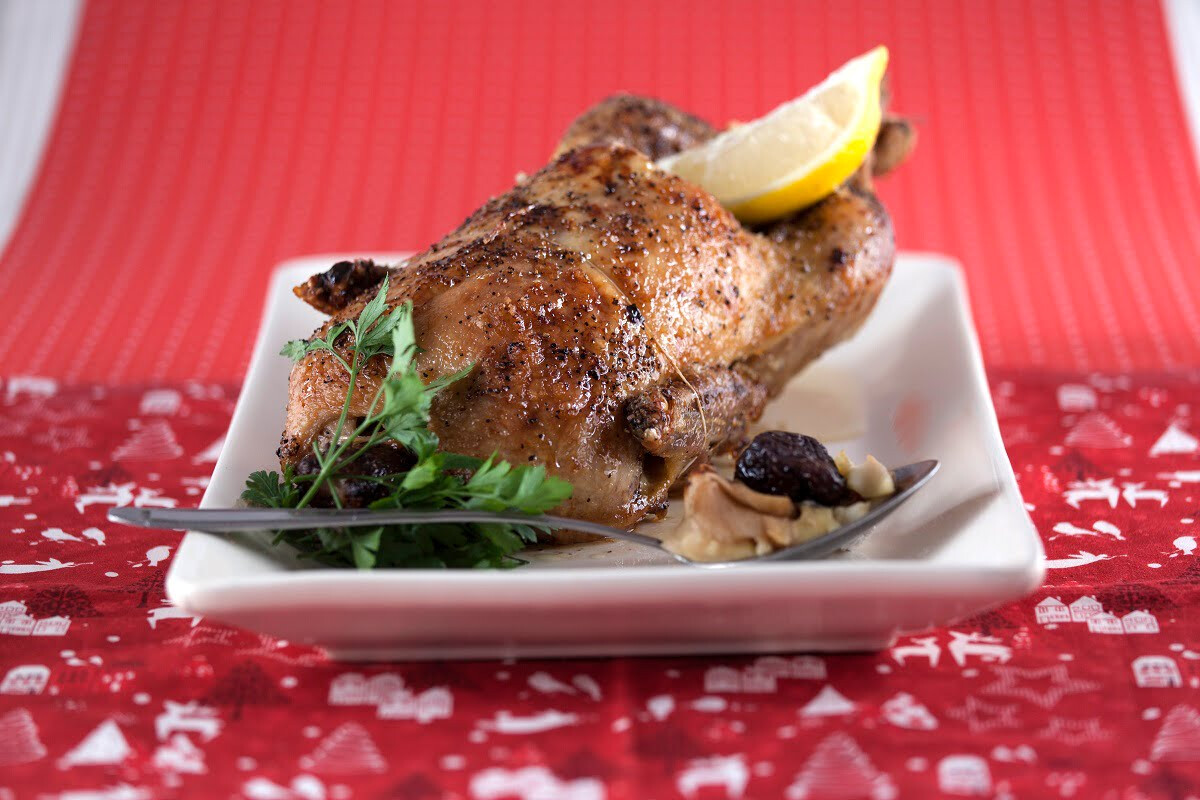 Pato com maçã e ameixas