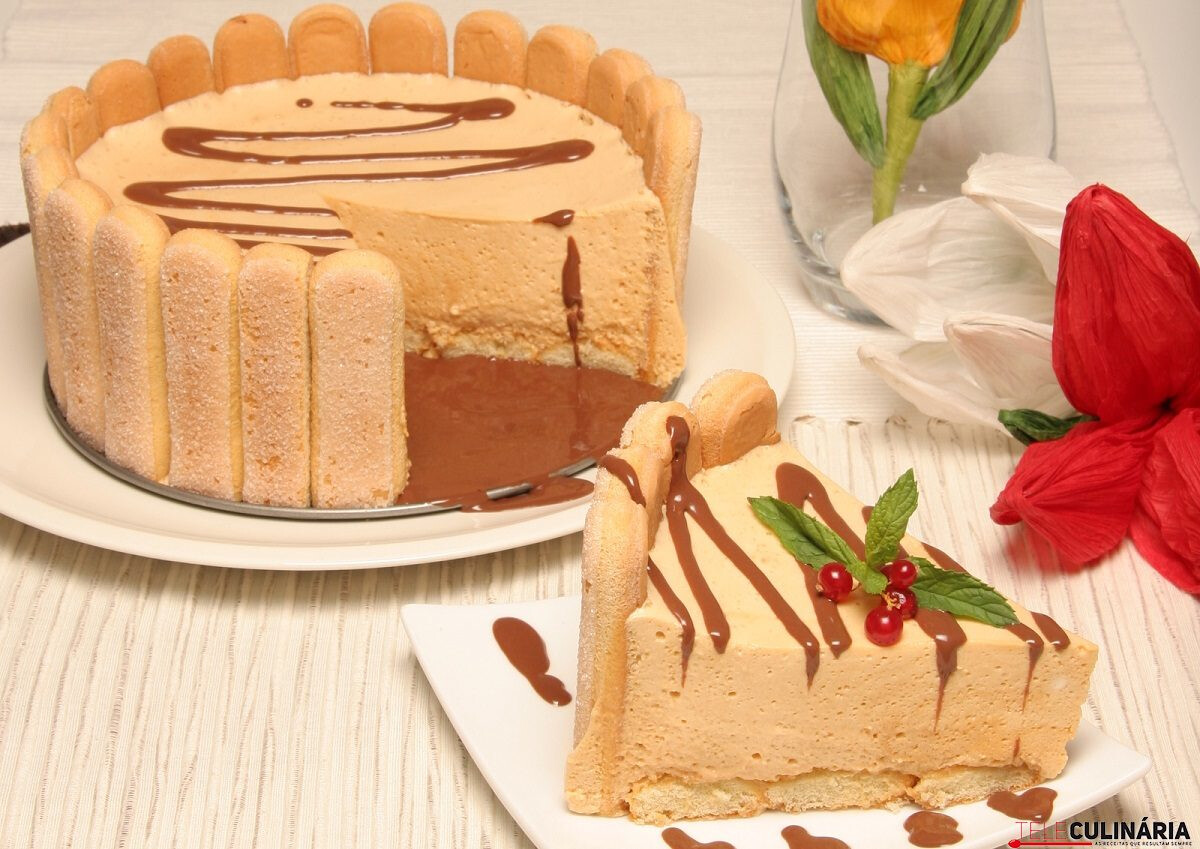 Charlotte de leite condensado com molho de chocolate