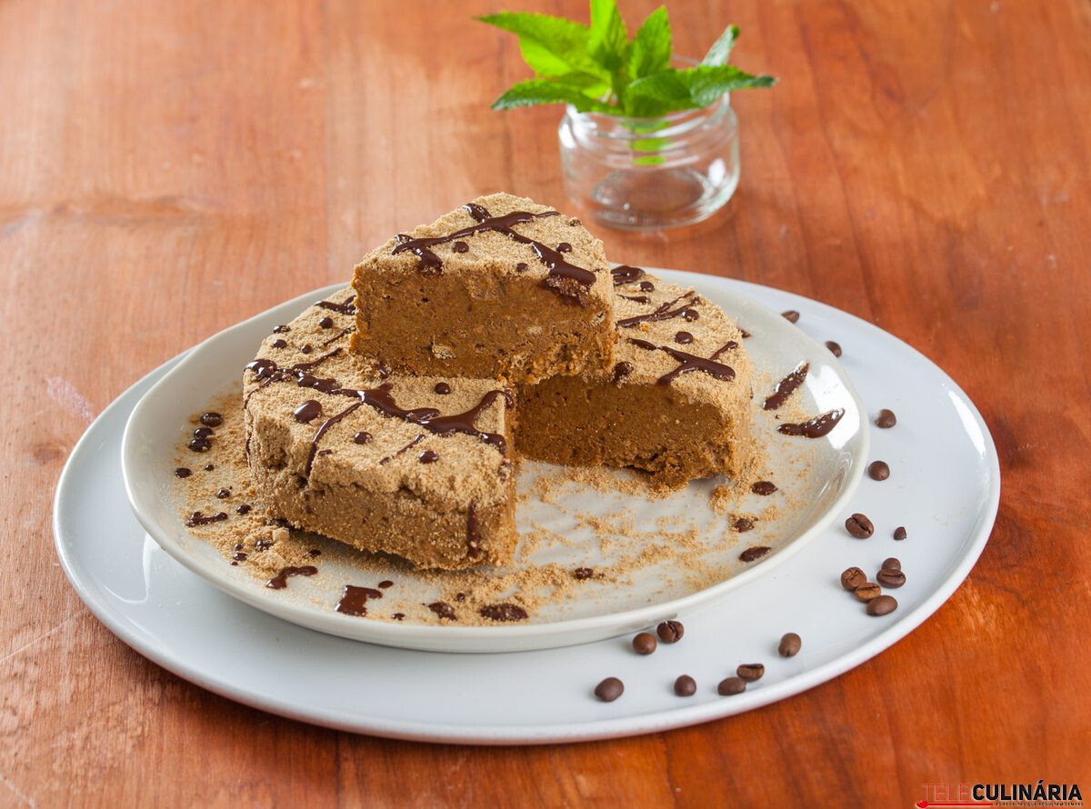 Bolo de bolacha torrada e café