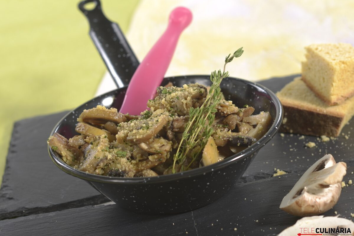 Cogumelos salteados com broa