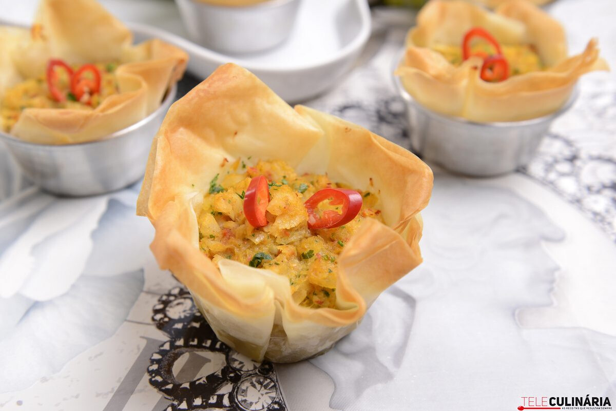 Empadas com carilada de peixe