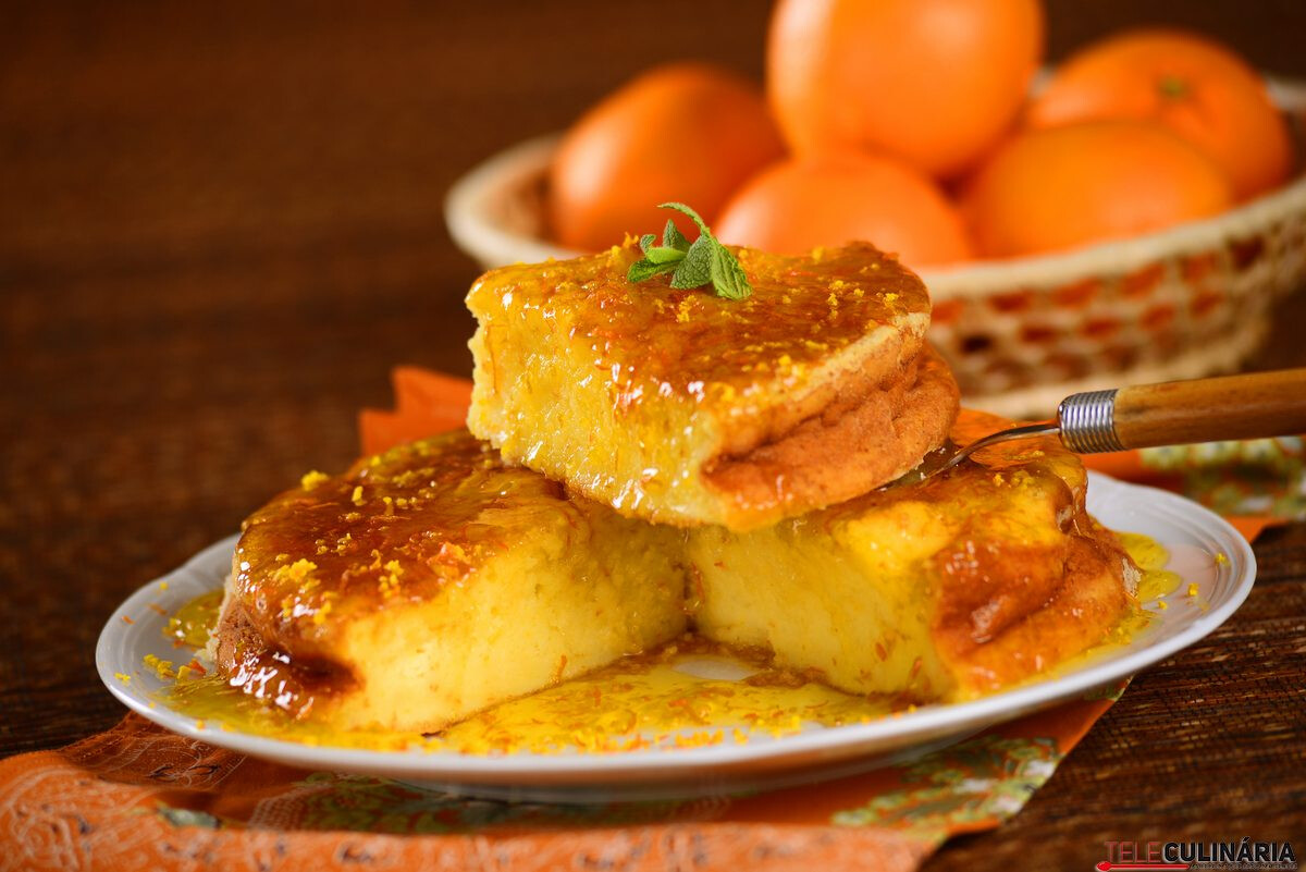 Bolo com calda de laranja