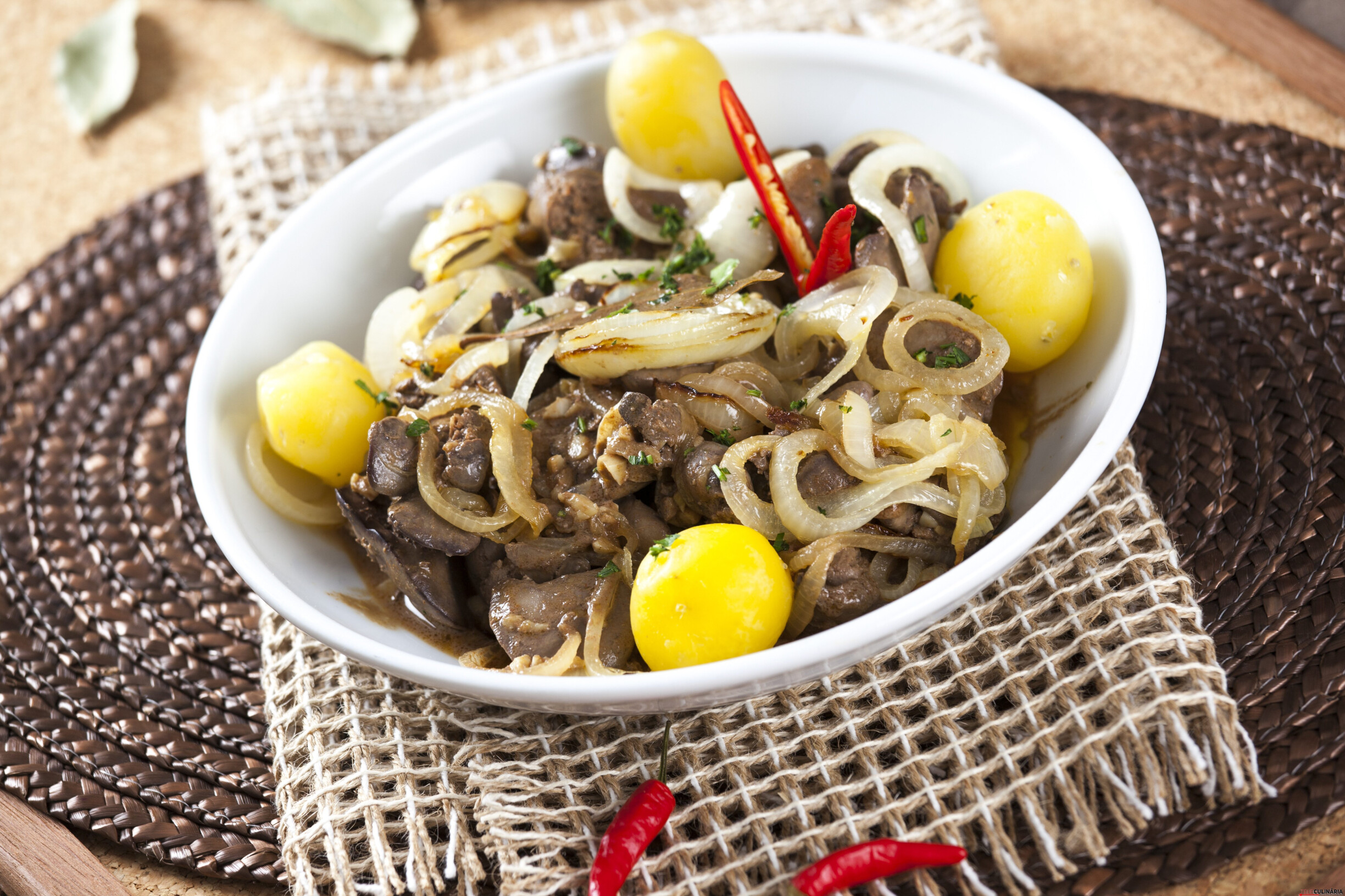 Fígados fritos em cebolada