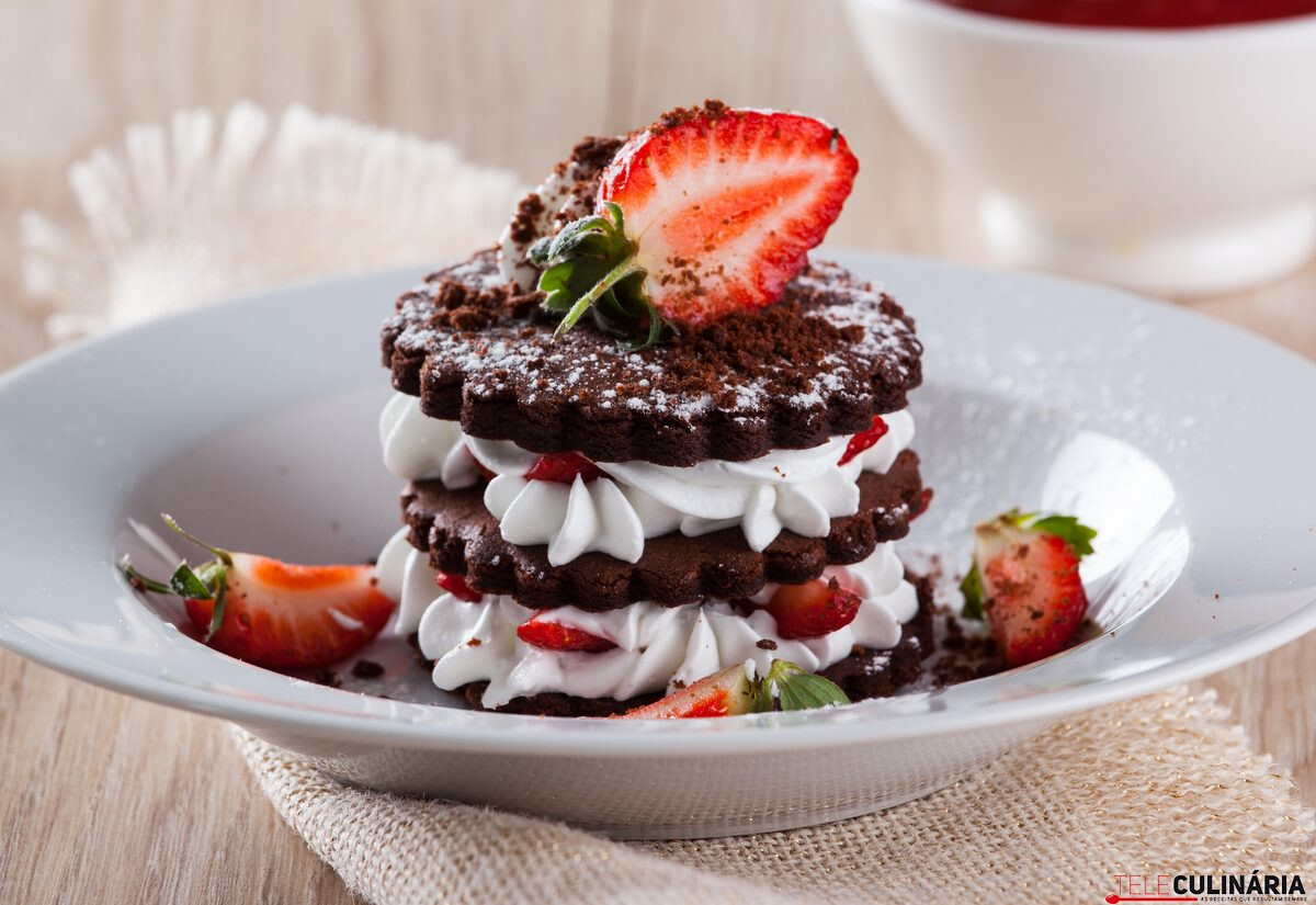 Mil-folhas de bolacha com natas e morangos