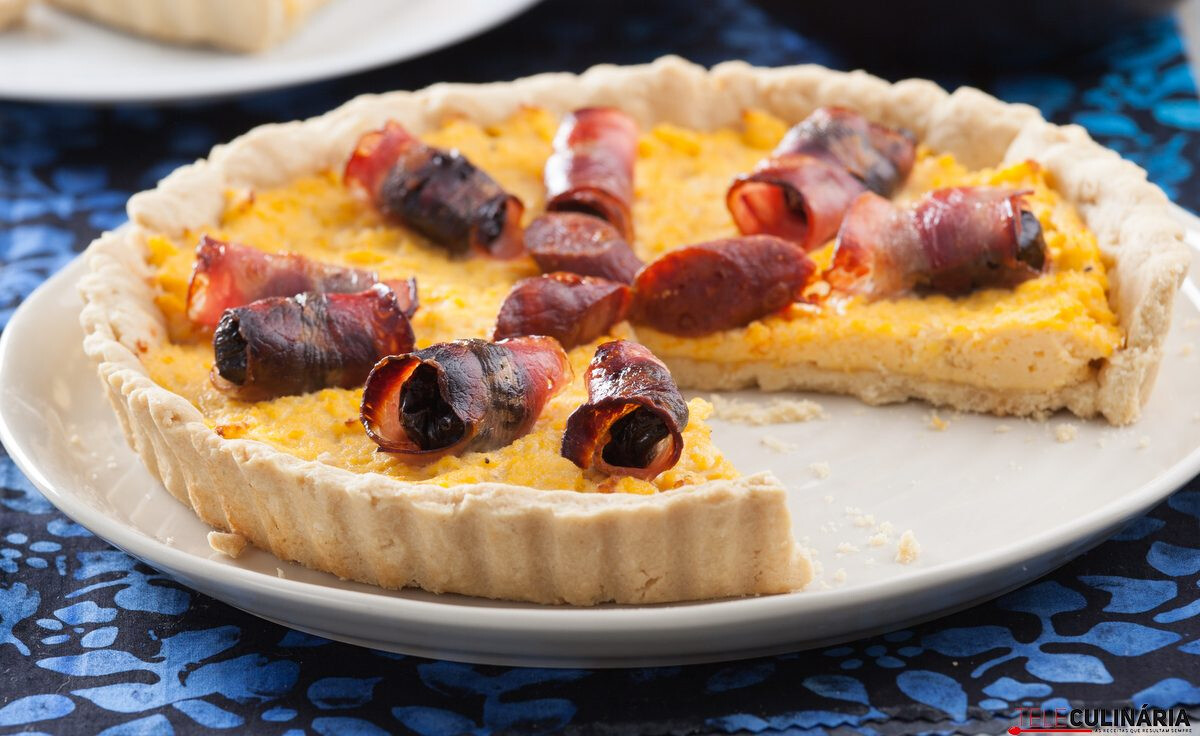 Tarte de ovos mexidos com bacon e ameixas