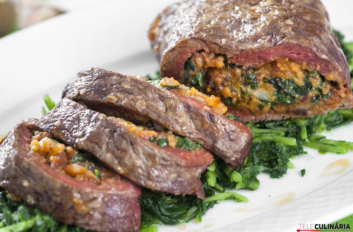 Lombo de vitela recheado com farinheira, maçã e espinafres (robot de cozinha)