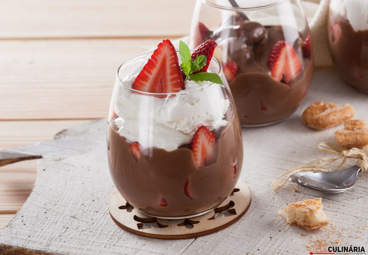 Pavê de chocolate com morangos