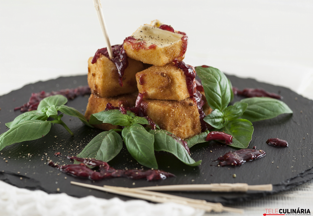 Queijo brie panado com compota de cebola roxa