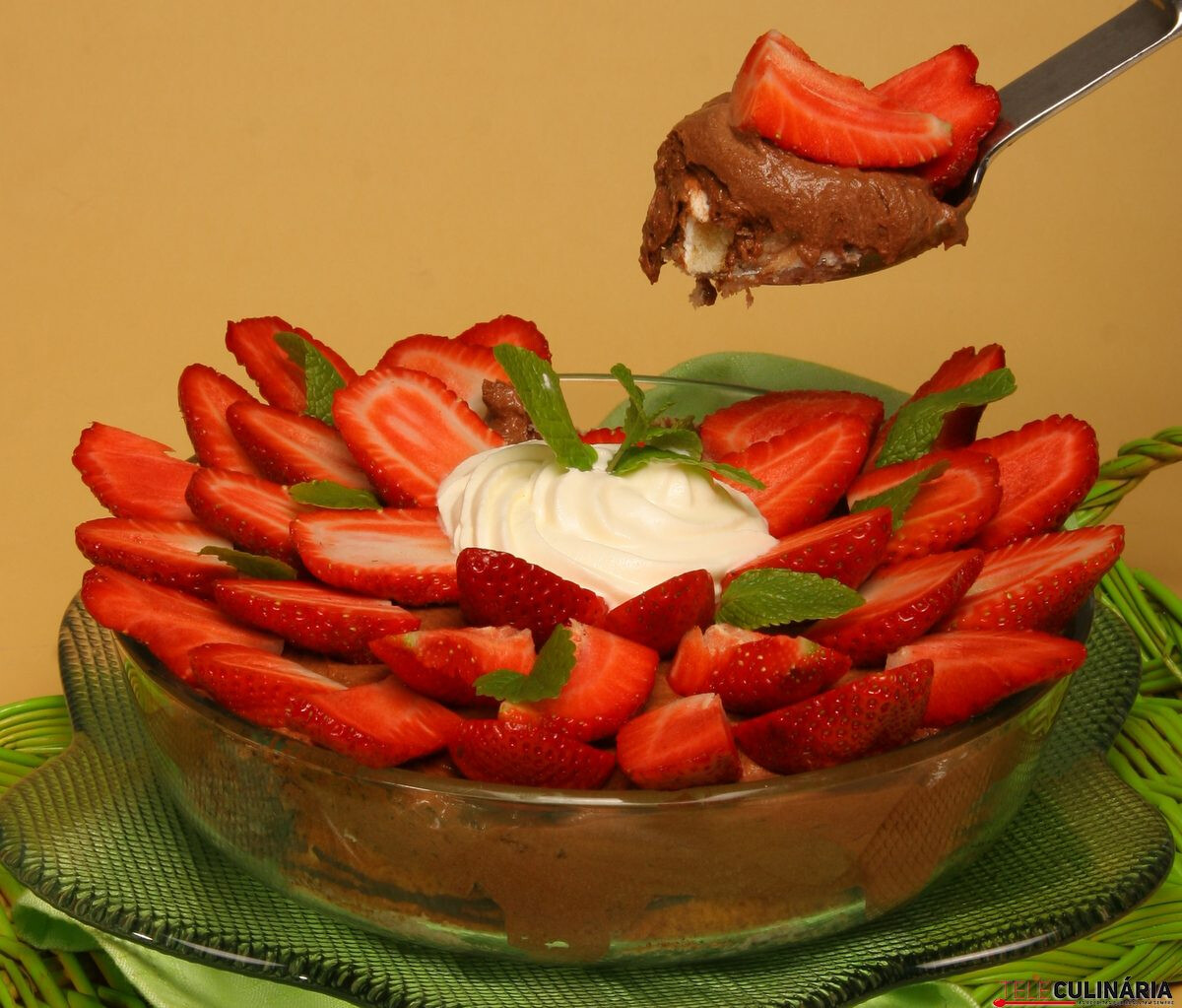 Mousse de chocolate com bolo e morangos
