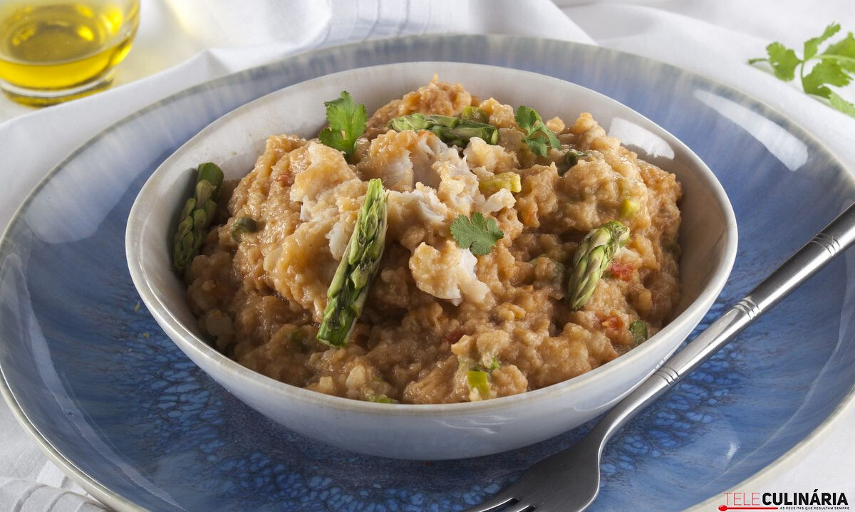Açorda de tomate com peixe e espargos