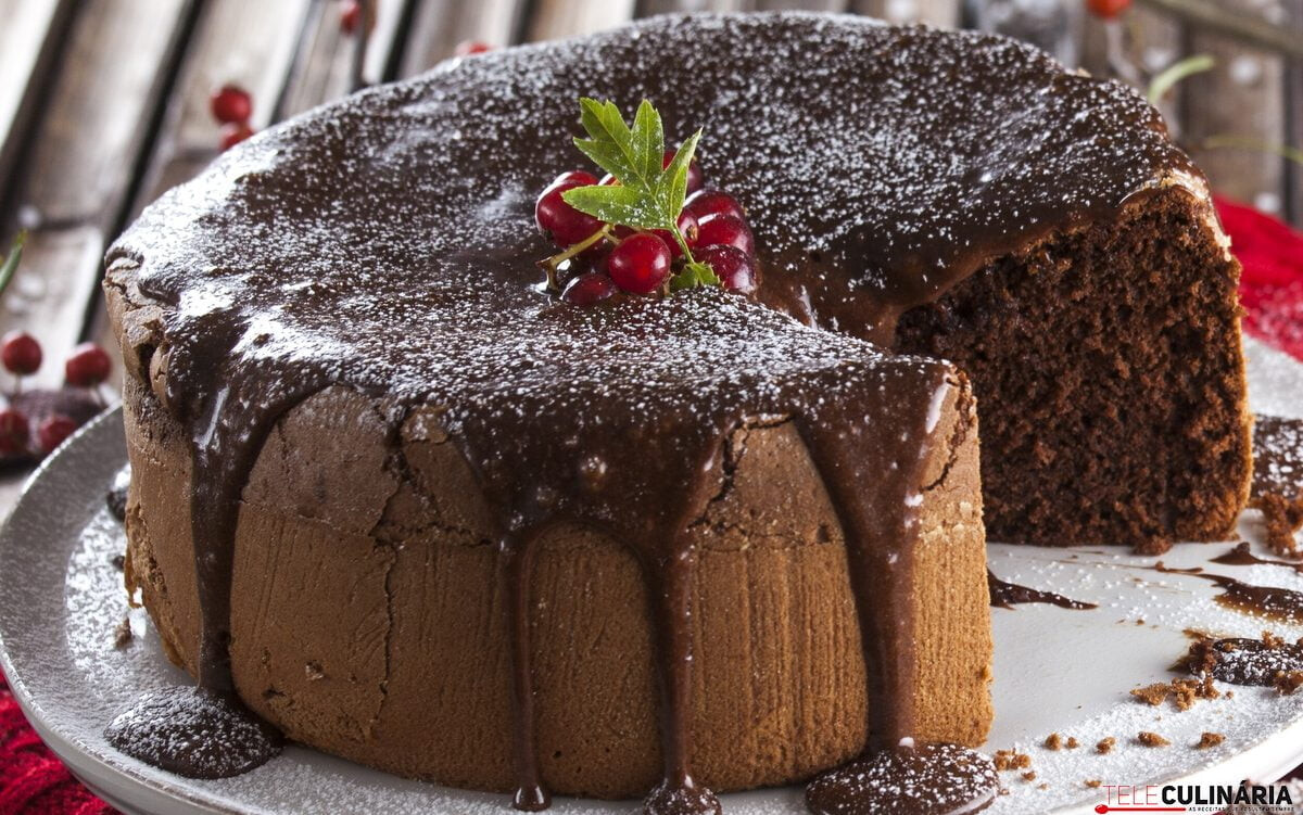 Bolo mousse de chocolate com cobertura