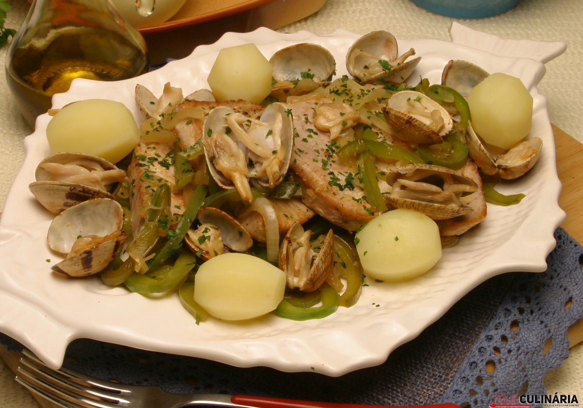 Bifes de atum com amêijoas à algarvia