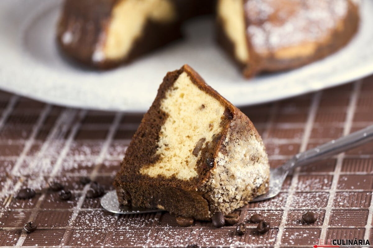 Bolo húmido de café e frutos secos