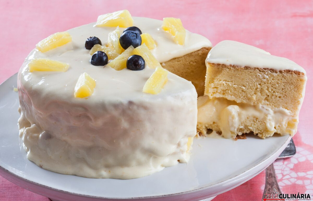 Bolo cremoso de ananás