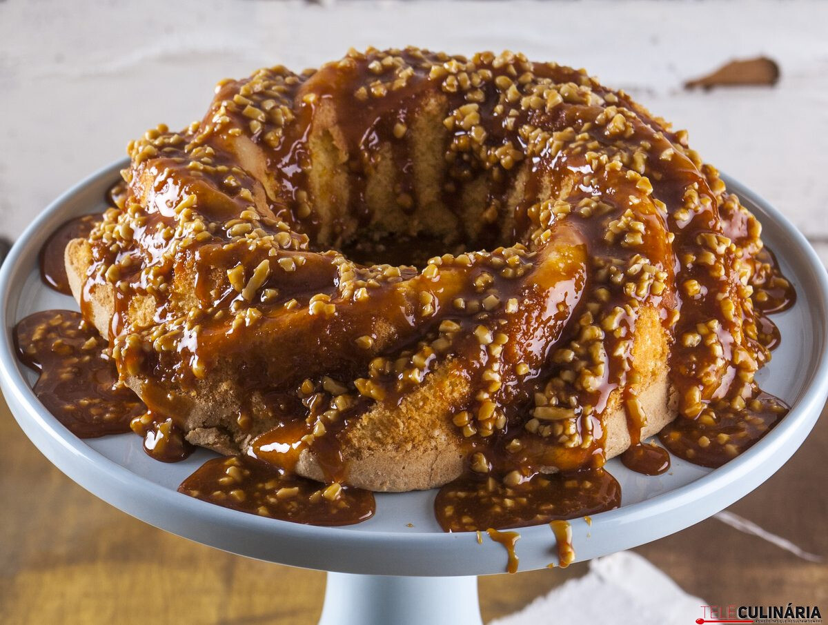 Bolo de amêndoa com cobertura de natas e amêndoa